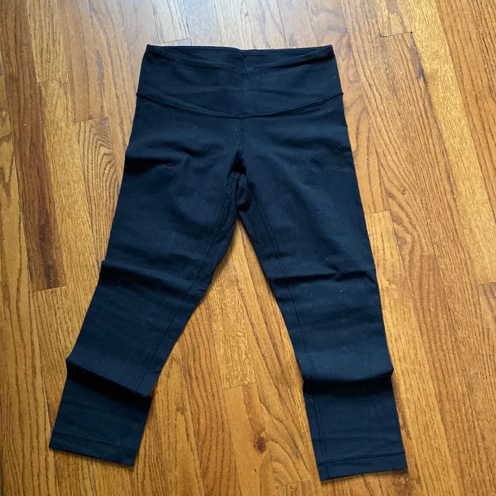 Black lululemon crops